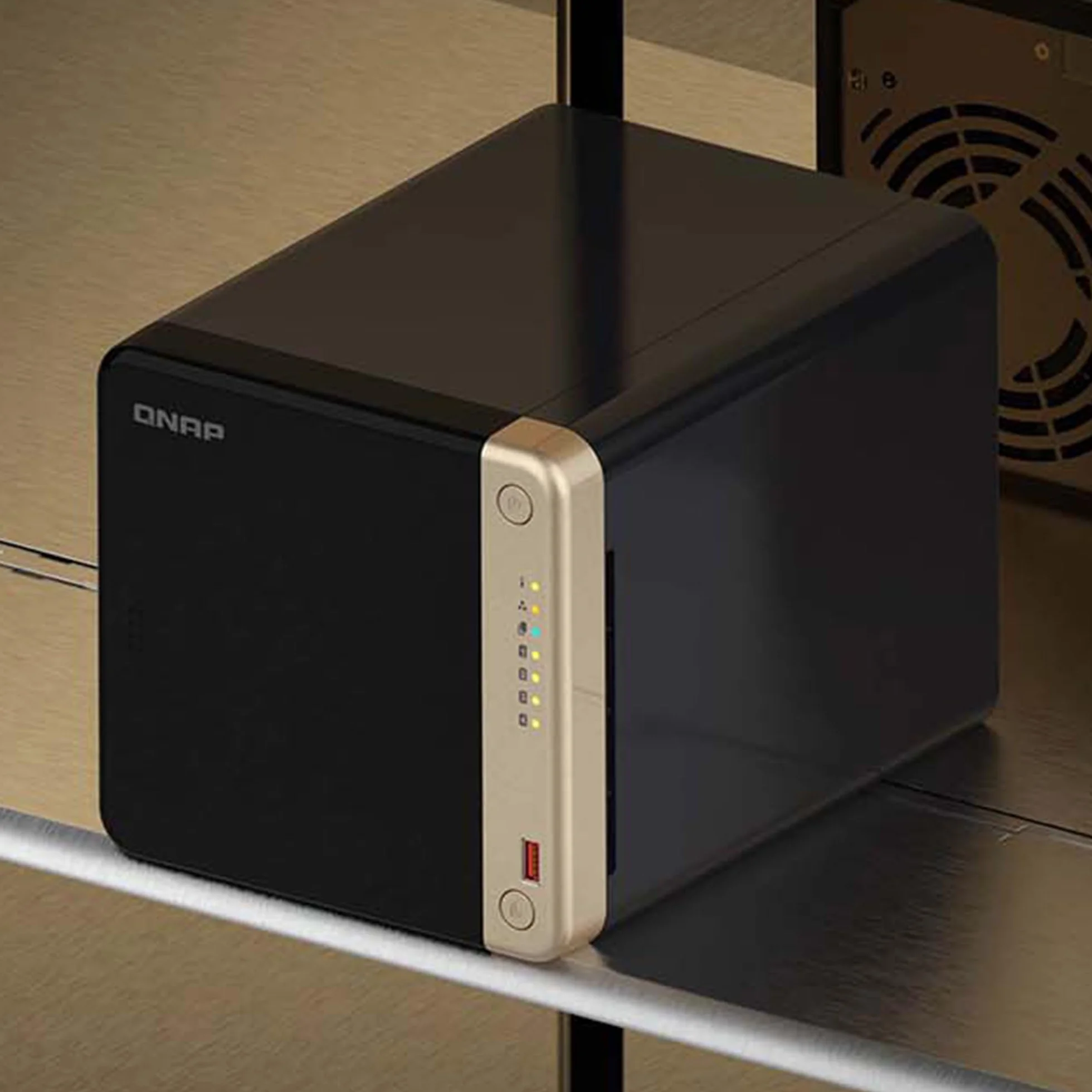 QNAP TS-464-8G-US NAS de Bureau Haute Performance à 4 Baies avec processeur Intel Celeron Quad-Core, emplacements M.2 PCIe et connectivité réseau Double 2,5 GbE (2,5 G/1 G/100 M) (sans Disque)